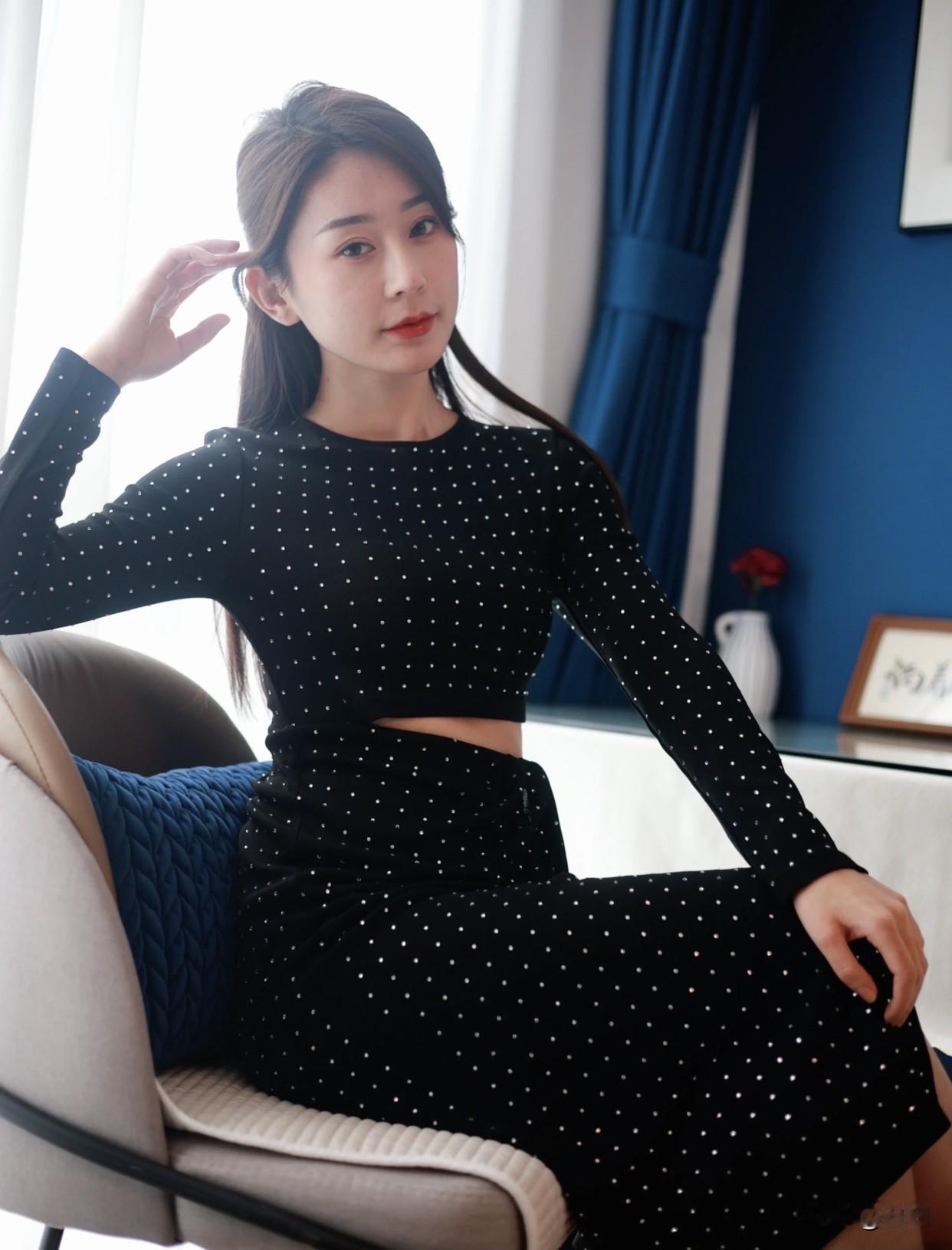 有哪些美女让人过目难忘？有的美女是清冷疏离，眉眼藏着故事；有的明艳张扬，似盛夏之