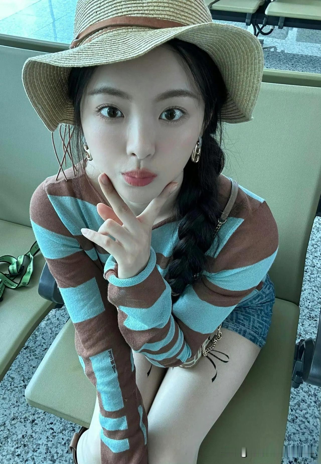 杨超越搞怪还是挺可爱的哈