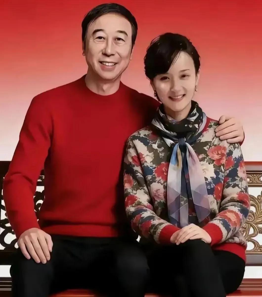 红毛衣的冯巩笑容憨厚，身旁的艾慧优雅大方，两人紧靠在一起，满是藏不住的幸福。从中