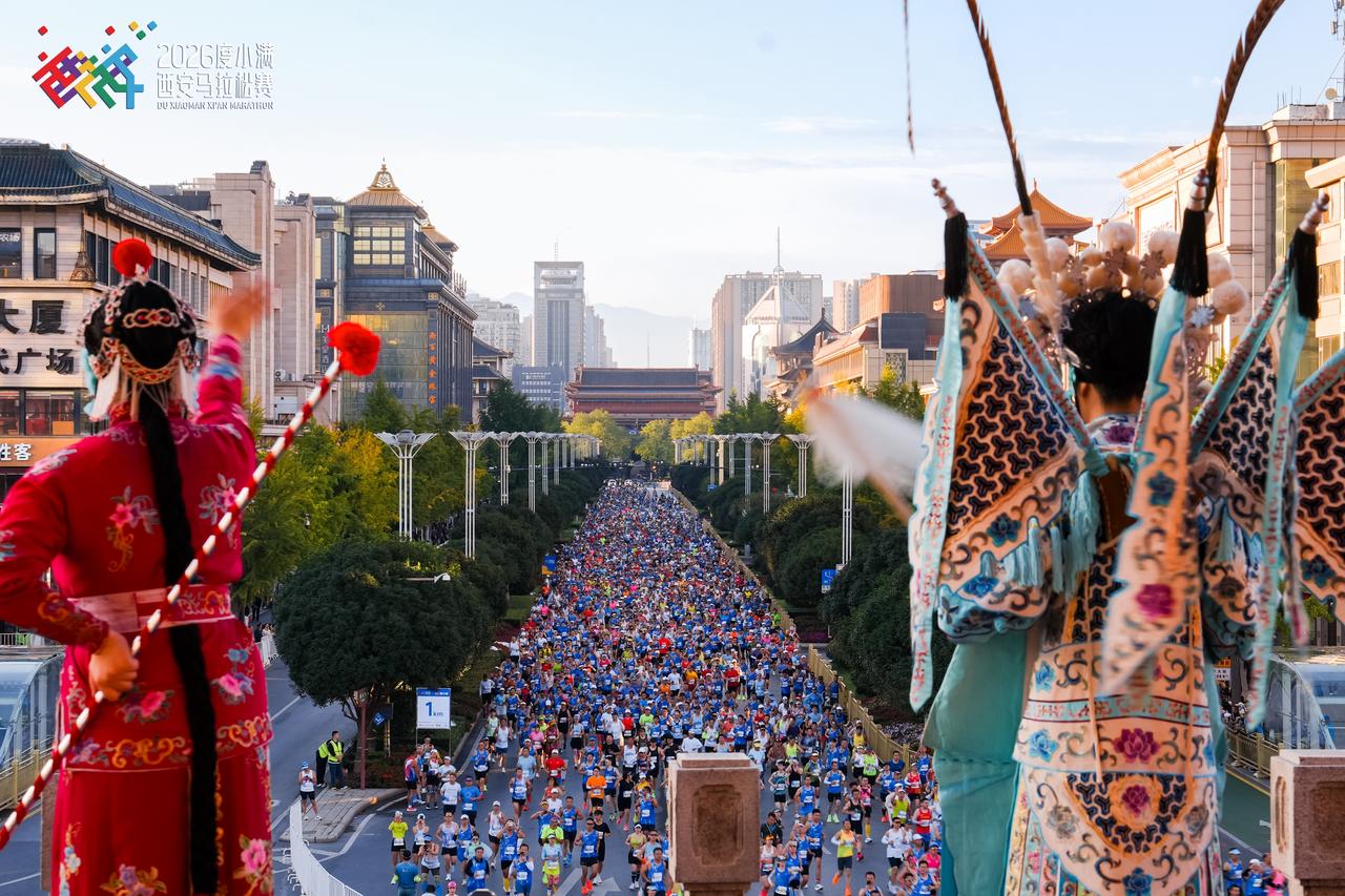 一日双赛，这座城从晨光跑到星光，燃动了整个周末——上午，36000名跑者由西安城
