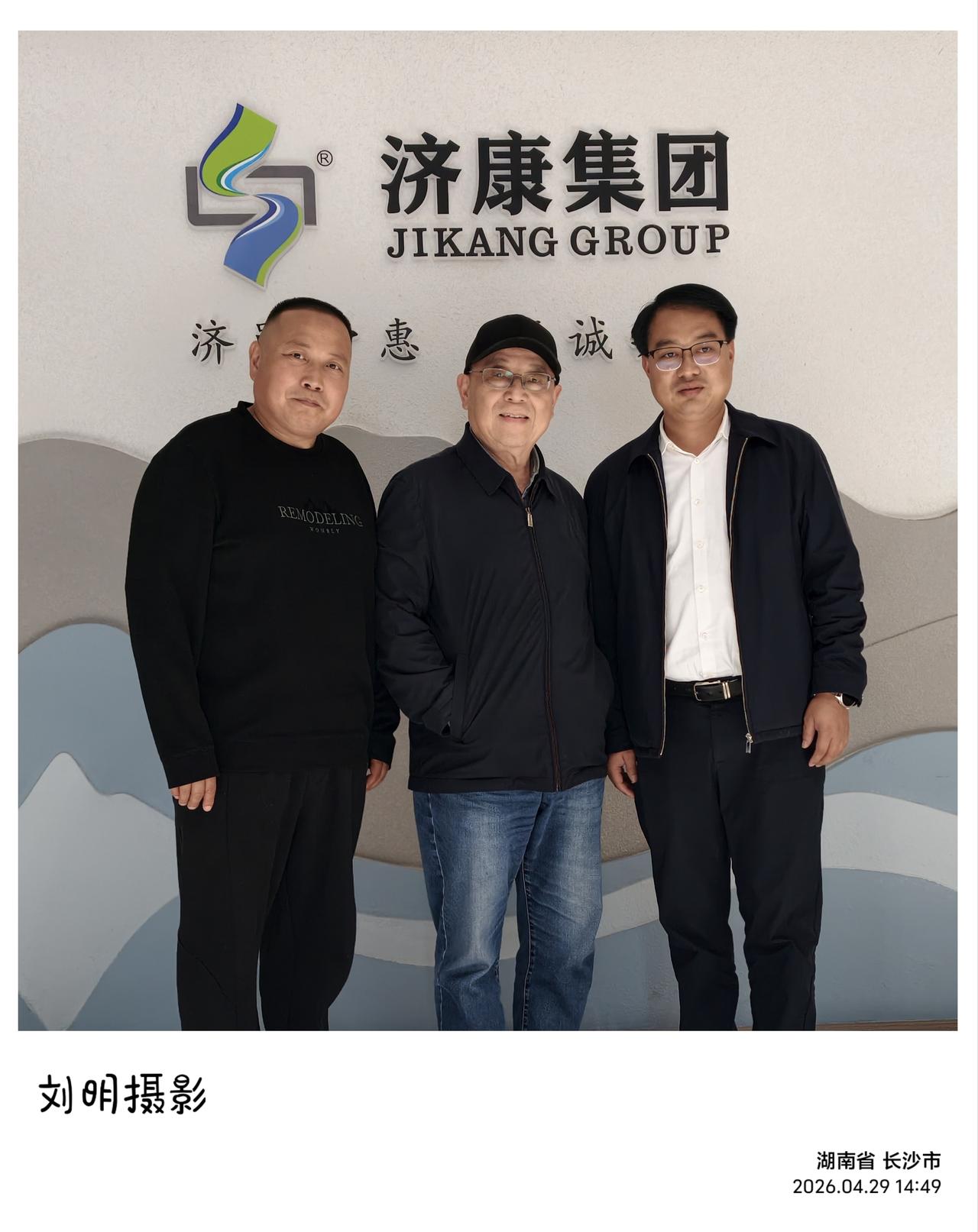 今天的长沙一早是阴天，云气沉沉，笼着一城烟火。待到中午光景，太阳才慢悠悠从云絮里
