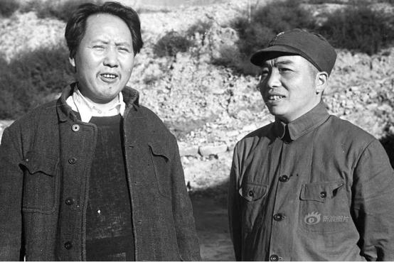 1958年 ，一位妇女拨开众人使劲地向毛主席面前挤，别人问干什么，她也不理…… 