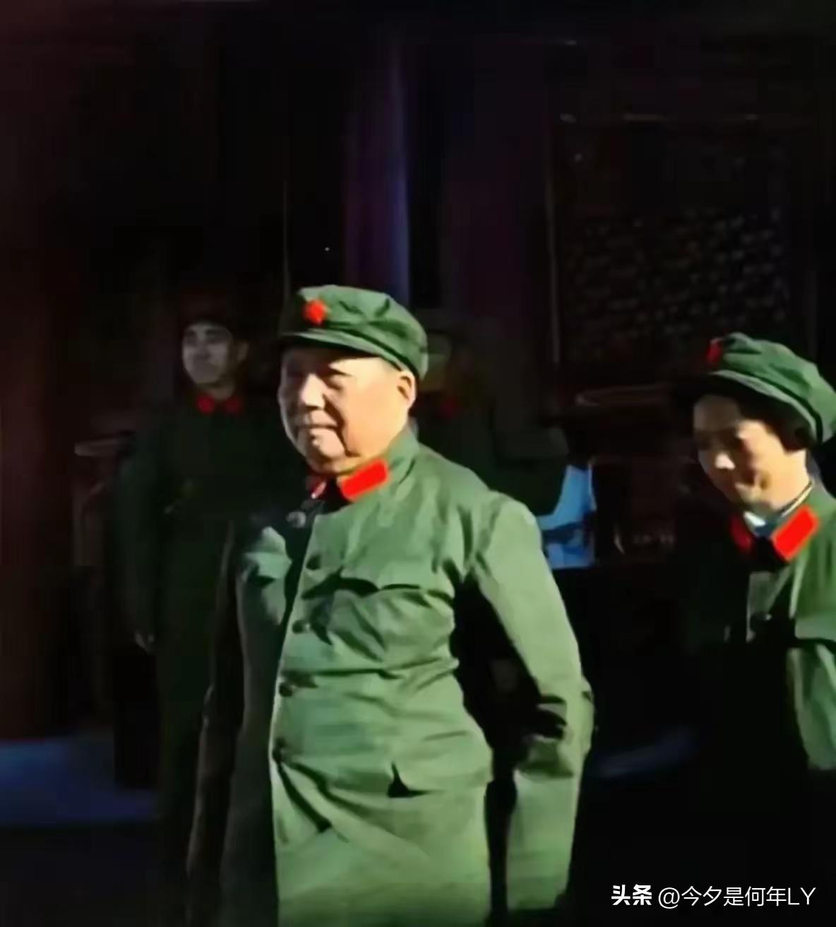 一生俭朴，一心为民，他永远活在人民心中
 
很多人只知道他是伟大领袖，却不知道，