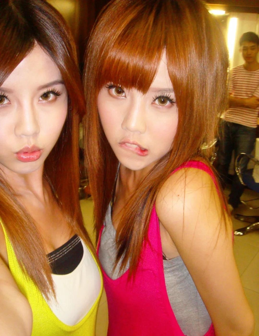 两姐妹的眉眼放现在好像会更火诶❓
早期甜美邻家女孩真的封神了!!!小窄双给人一种