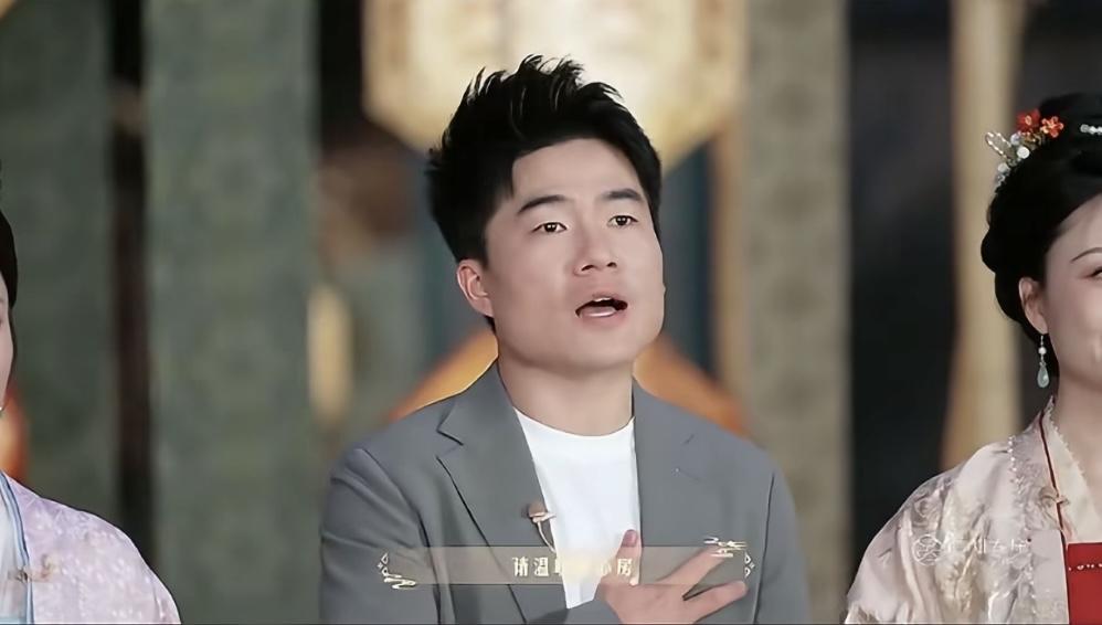 董宇辉啊董宇辉，
你可给电视台导演们留点颜面吧！
我敢这么说，与辉同行的造意绝不