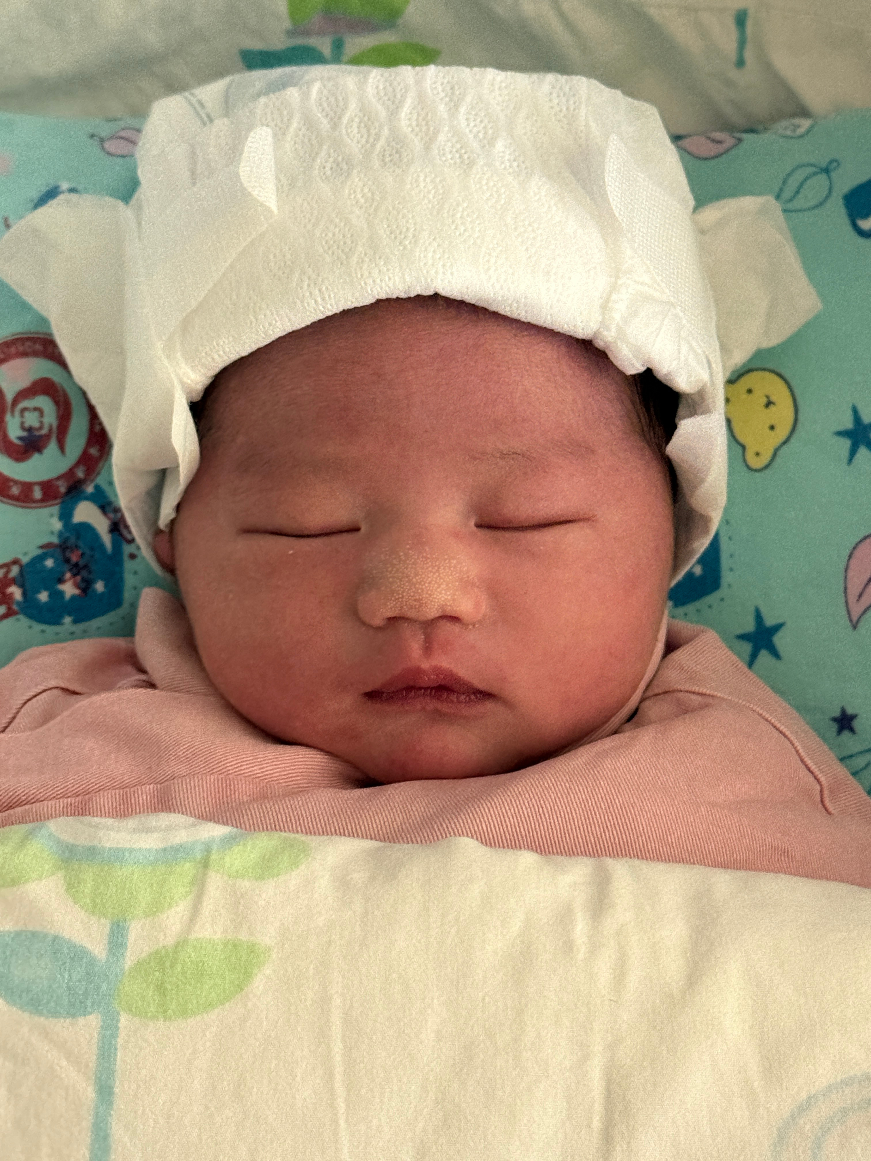 小爆爆刚出生时候的样子好巧的是我们一个合作伙伴过完年要来给我拜年，我说不用来啦，