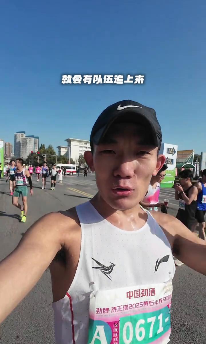 想在黄石半马刷PB？
别在起跑线冲刺。
它的“前平后坡”是道智力题。
前10公里