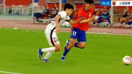 不怪颜骏凌发火，这球防守确实太低级了！第72分钟，泰山底线任意球，几乎0角度。克