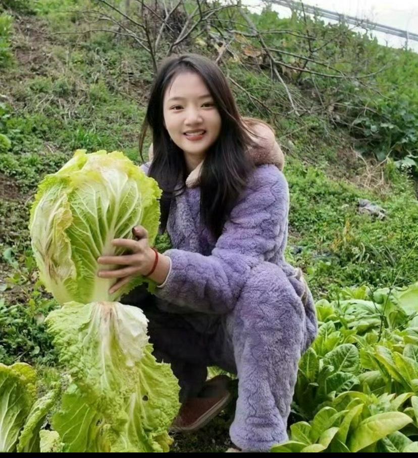 任敏真是挺接地气儿的，一个女明星回老家穿个睡衣就出门逛街了
不过真的有个疑问，她