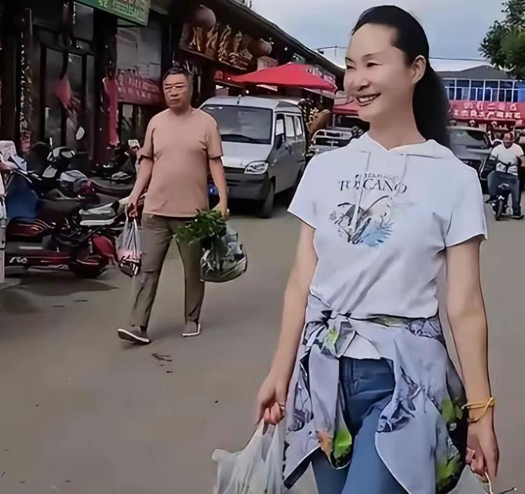 买菜回来的于文华