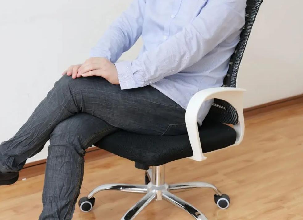 一天8小时，56岁男子前列腺癌晚期，妻子泣不成声：我真的劝不动

