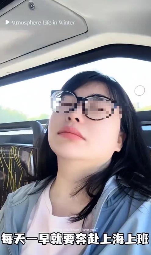杭州临平一位做广告行业的姑娘小林，最近火了。
公司让她去上海总部上班，待遇比之前