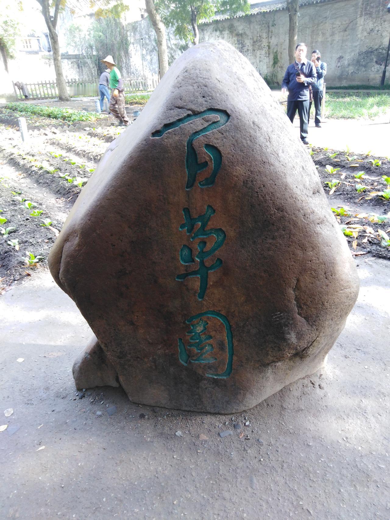 很多地区在小升初分班时，都实行过电脑随机分班。可惜，在执行的过程中，有学校挂羊头