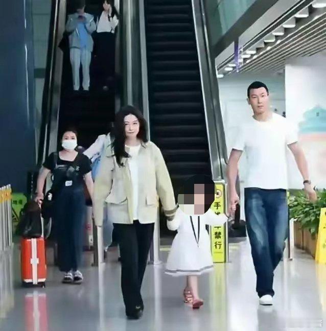 朱珠一家三口好养眼，机场穿搭带火“工装外套+小黑裤”，太高级 ​​​
