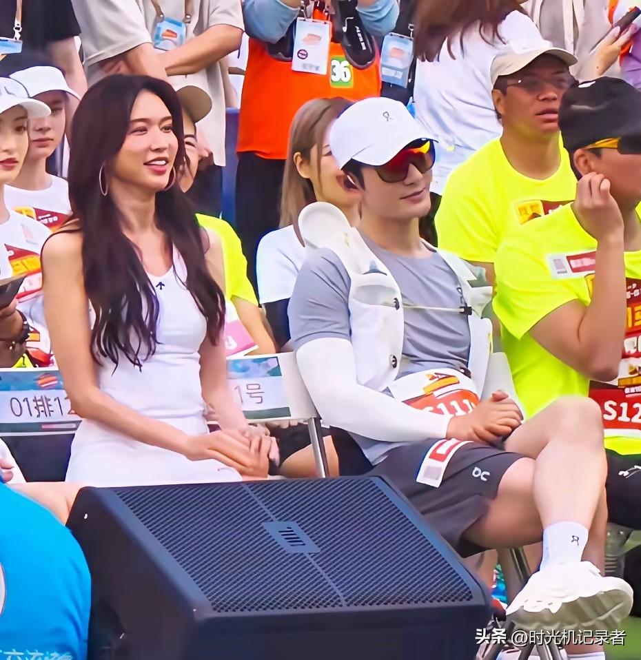 黄晓明给人一种拽拽的感觉，快五十岁的黄晓明也是一点不显老，肤色把林志玲还要白嫩。