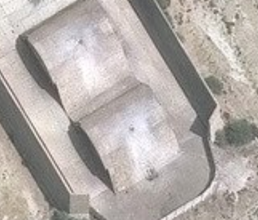 美军和海湾王爷那边挨打的情况显示，普通机棚乃至机库面对正经弹药直接命中的时候屌用