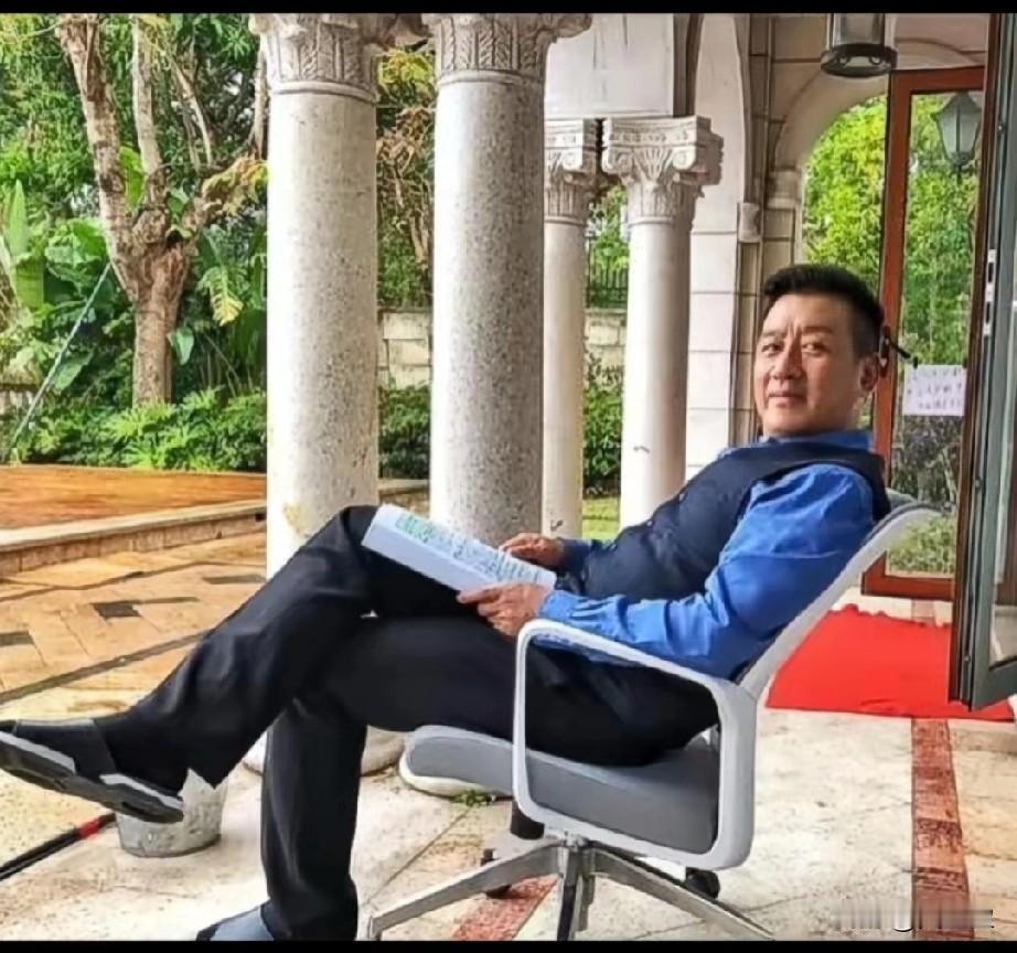 气场盖过唐国强，
演技不输陈道明，
67岁的他越老越有魅力！
丁勇岱，1958年