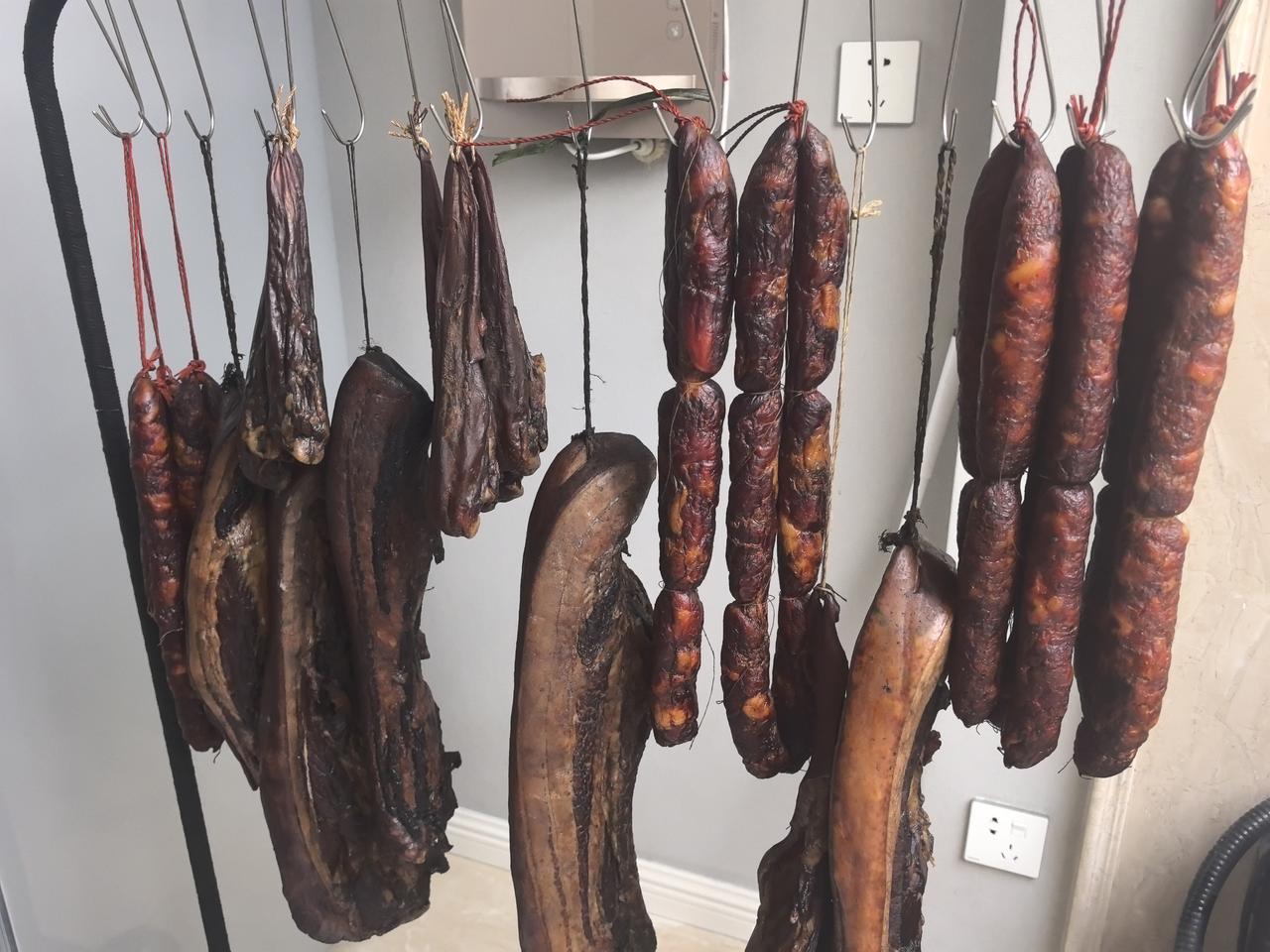 今年临近春节，物价腰斩让我们百思不得其解？猪肉价自元旦后就降到了10元／斤的超低