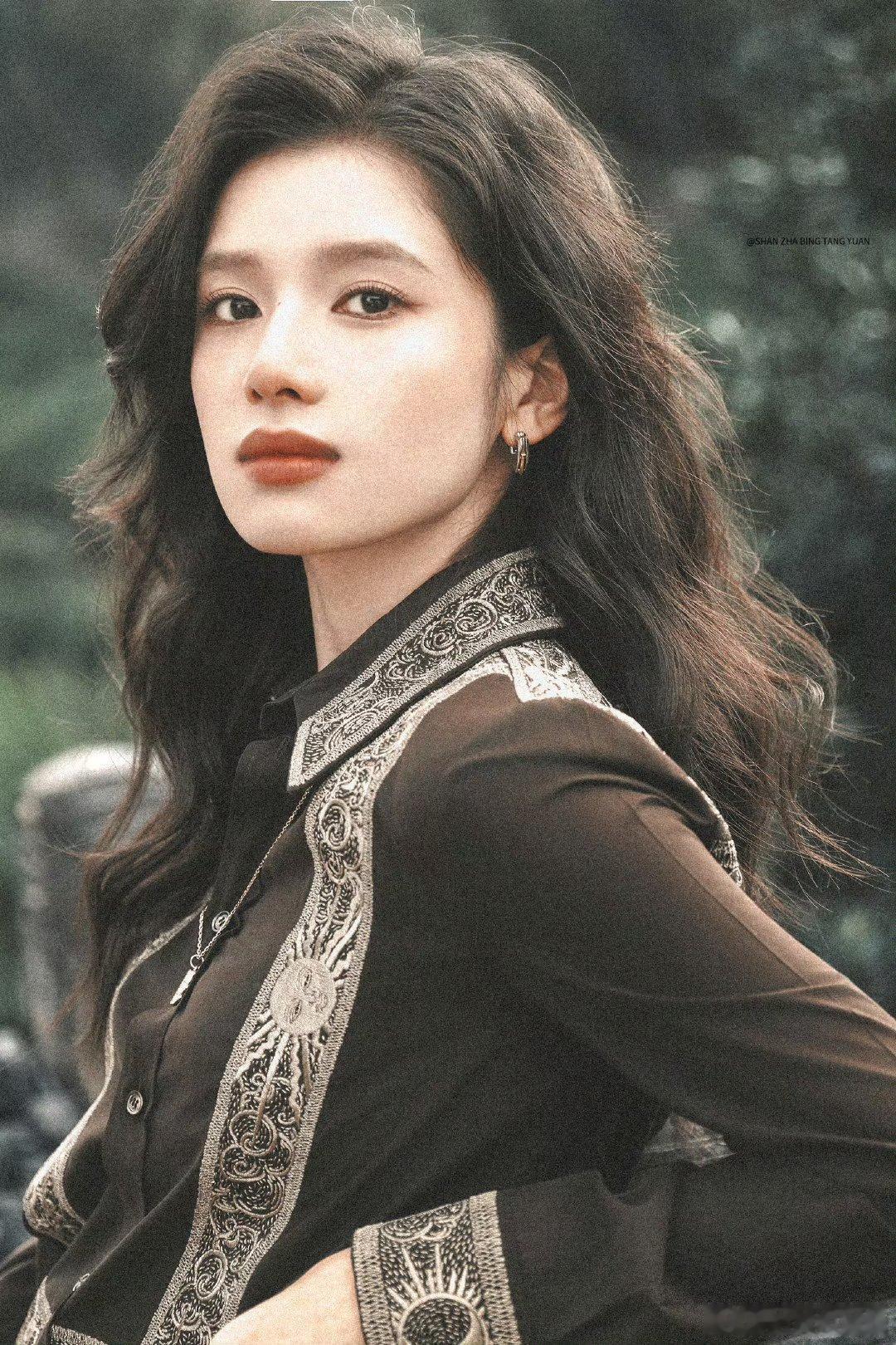 晚宴上的张婧仪 小说第几章毫无疑问，这是郑大小姐吧？ 