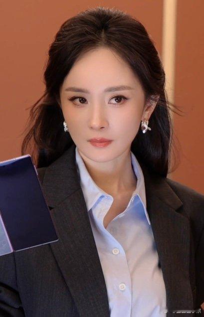 杨幂柔光与山野杨幂定格纯粹底色杨幂的工作日记每次都能让人眼前一亮，白裙的纯净和西