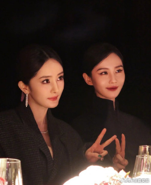 杨幂刘诗诗因为仙剑三结识杨幂刘诗诗早期互动更是腻歪的不行 杨幂就是因为仙剑三结识