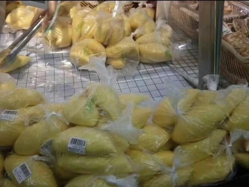 舅妈想吃榴莲 舅舅超市特价区买的榴莲，舅妈回家打开发现是馒头
