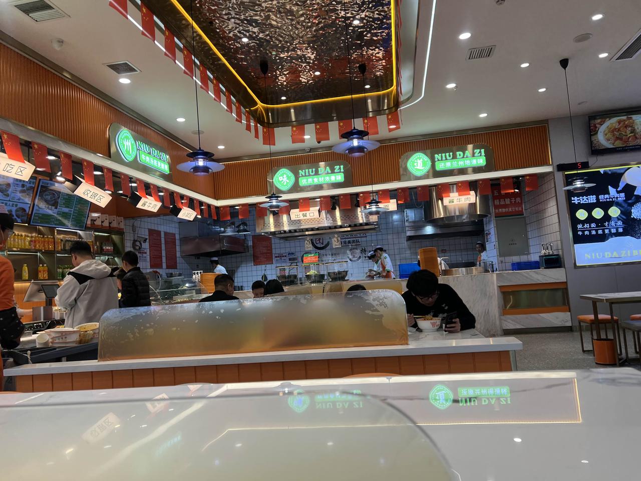 兰州新区牛达滋餐厅，确实位于繁华的地段，就在京都之星购物中心1楼，这家餐厅环境挺