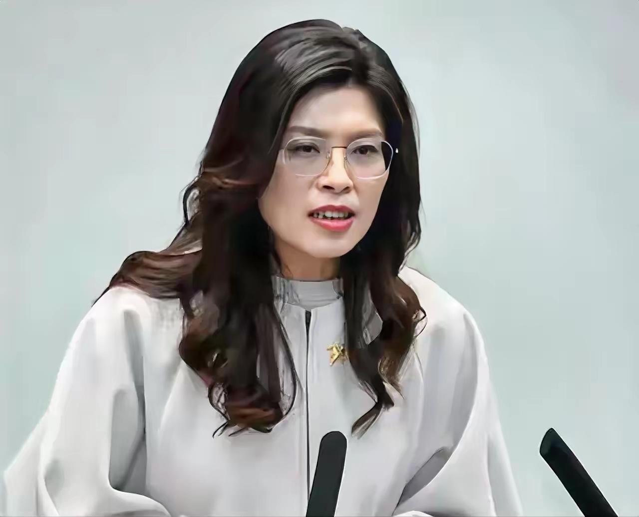 郑丽文7月13日接受台中东山高中三位同学访问时，对身份认同问题这样强调，无论认同