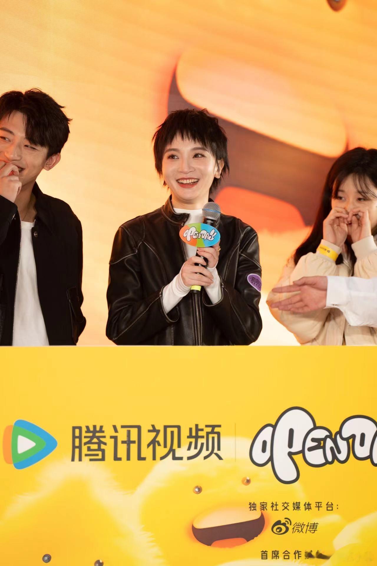#故乡剧组全员喜剧人#任素汐真的好好笑，一身喜剧细胞，吃东西的样子也有点儿可可爱