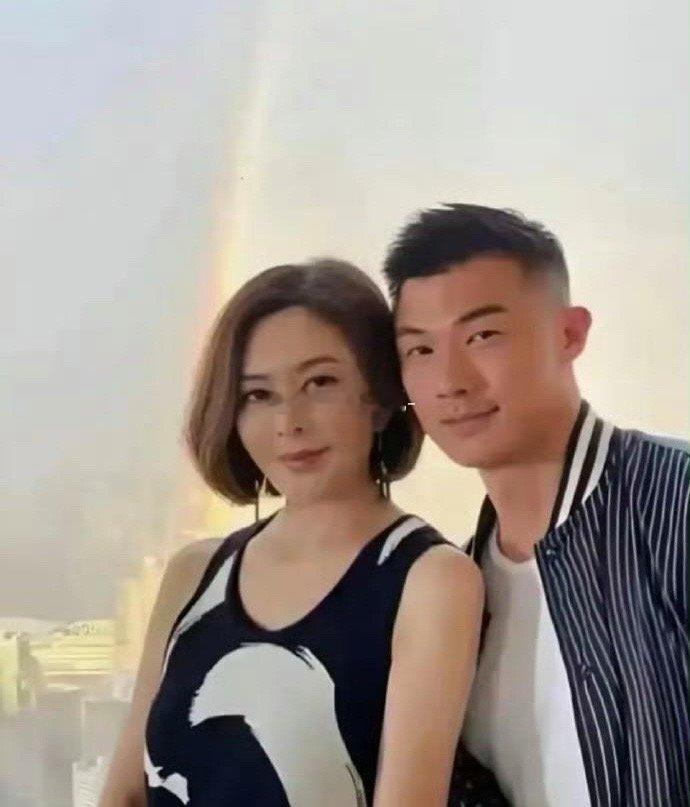 关之琳与27岁小男友合照，好像妈妈带着儿子，相差35岁的姐弟恋，你相信这是真爱吗
