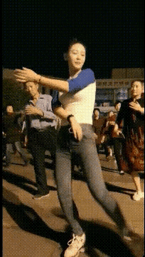 美女跳广场舞就是比大妈好看，年轻就是好。