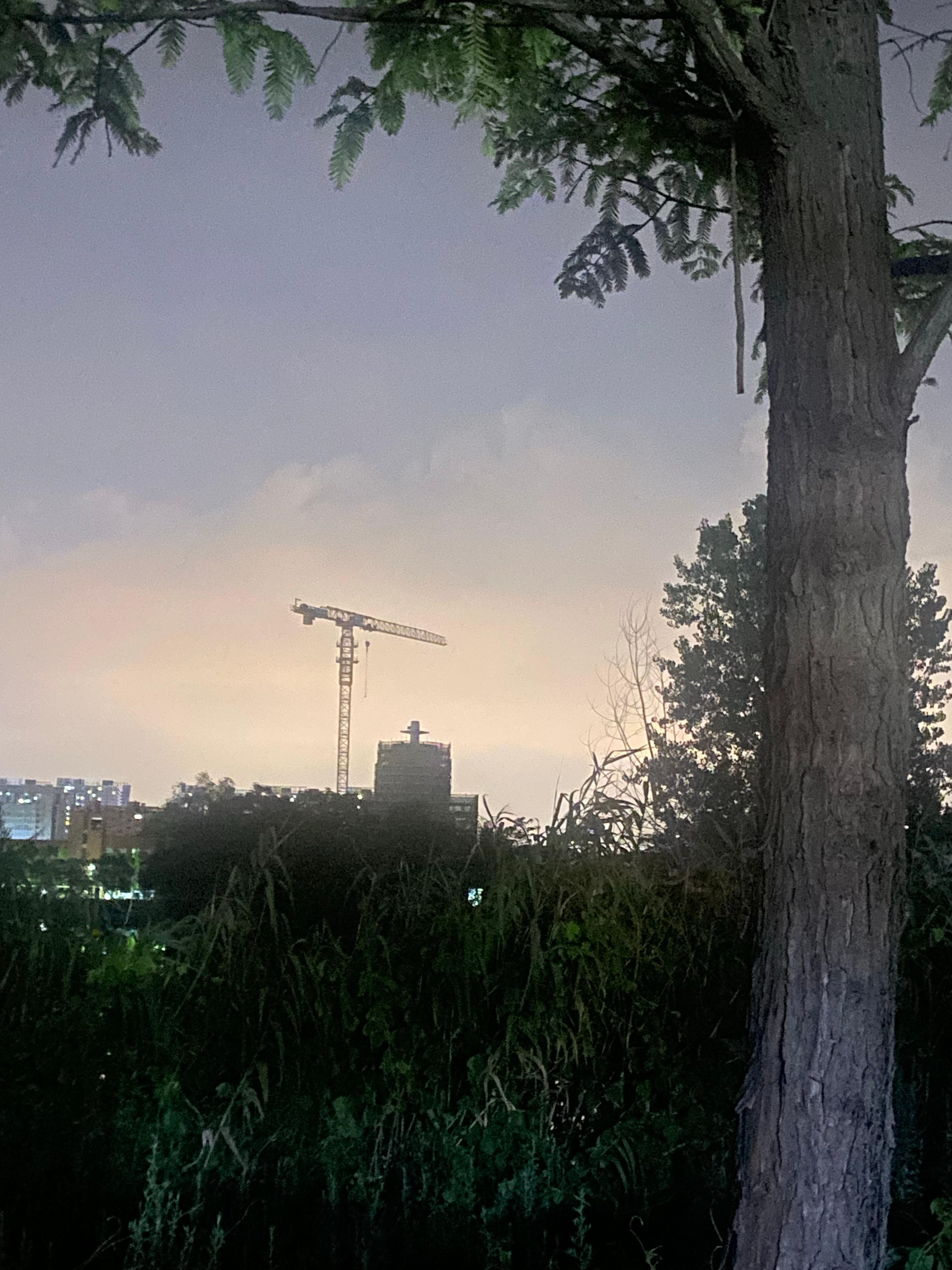 某地航母楼新图 [思考]拍摄时间估计很早了，脚手架还在 [挖鼻]图源网络烽火问鼎