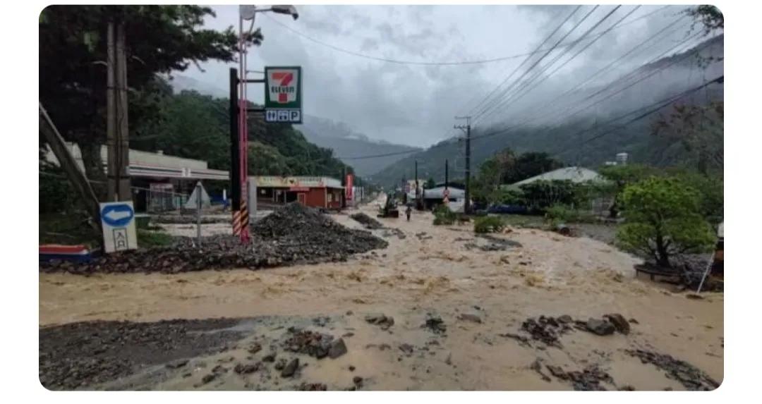 【豪雨轰南投道路通信中断 仁爱乡22人受困抢救出12人】台风卡努外围环流影响，南