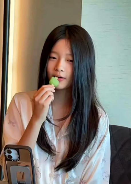 有些光芒，好像是天生注定的！
小玥儿一露面，
小S女儿的努力全白费！

基因这个