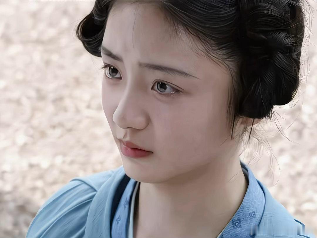 白鹿叶璃第二人格是15岁童星演的莫离青霜的演员才15岁 叶璃的四重人格里，青霜是
