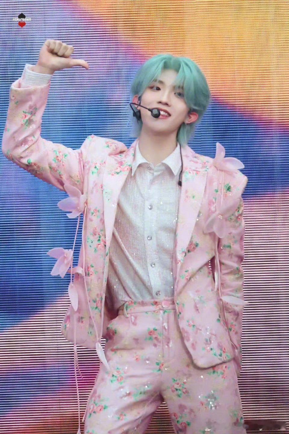 苏新皓小桃花妖塑 可以是身披粉西装在舞台上绽放的小桃花妖，也可以是私下笑眼弯弯的