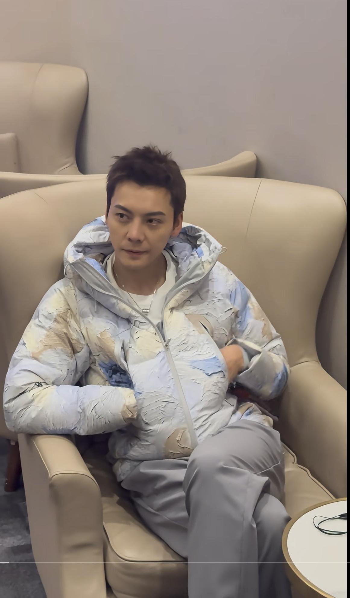 陈伟霆的每一次回答都在意料之外。

有了儿子老婆的陈伟霆，明显的颜值回春。加之许