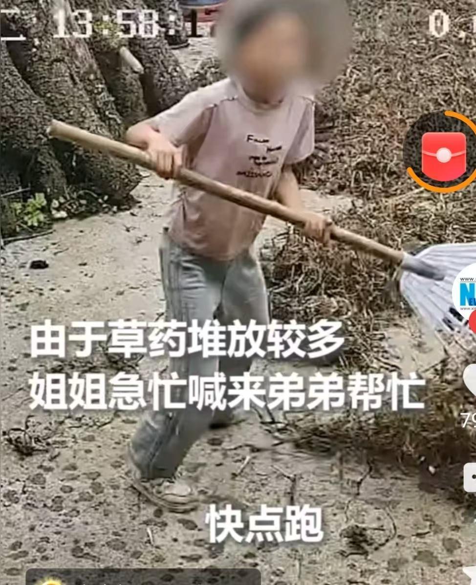 好孩子是好家庭教育出来的！云南曲靖，家里大人出门不在家，忽然下起了大雨，晒在外面