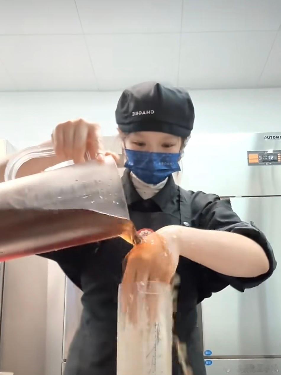 霸王茶姬 手打我的天！刚开始以为是搞笑，看到这儿我实在绷不住了，这还让不让人喝了