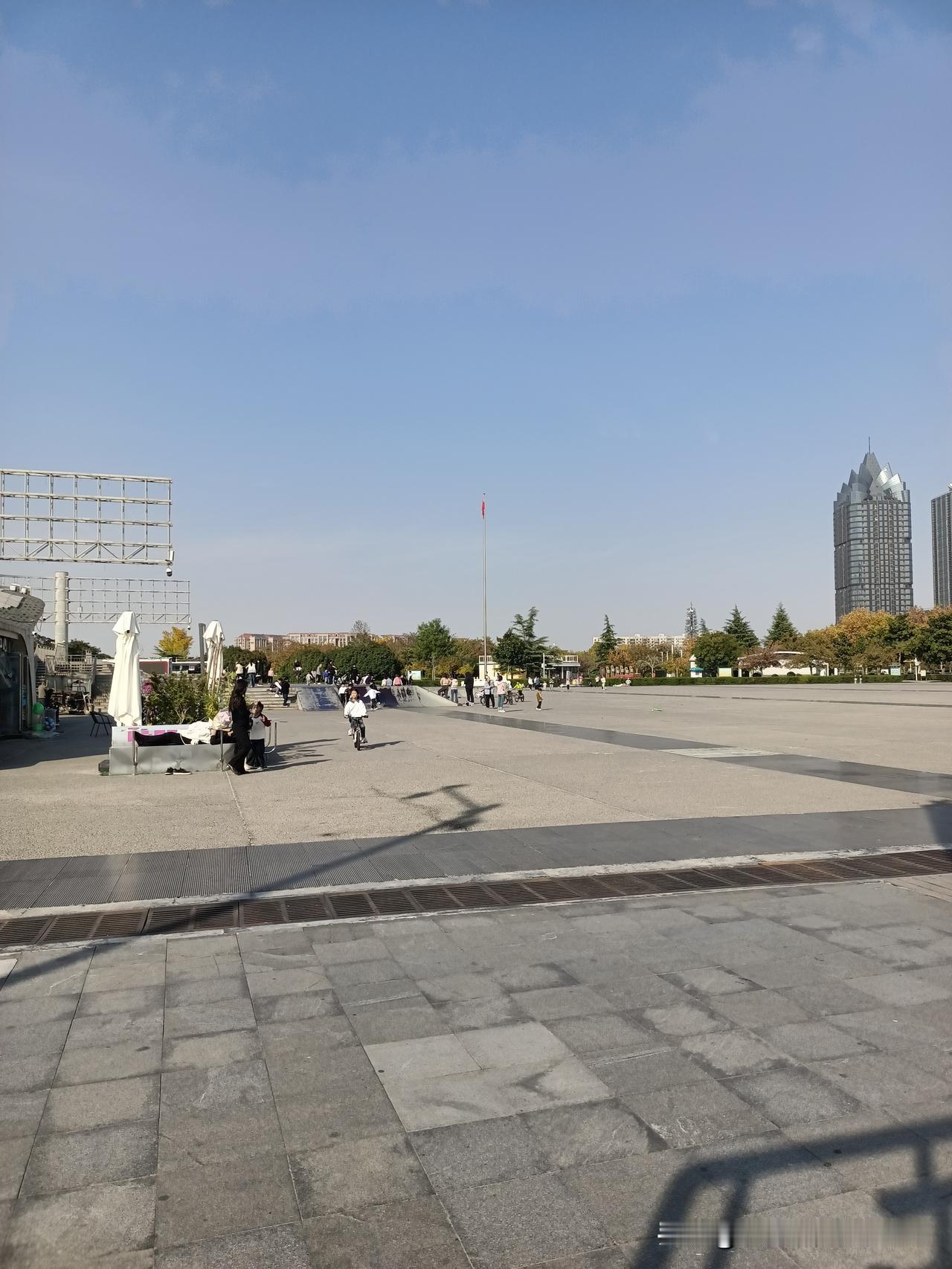 上联：天有日月星辰，诚邀下联人有旦夕祸福。