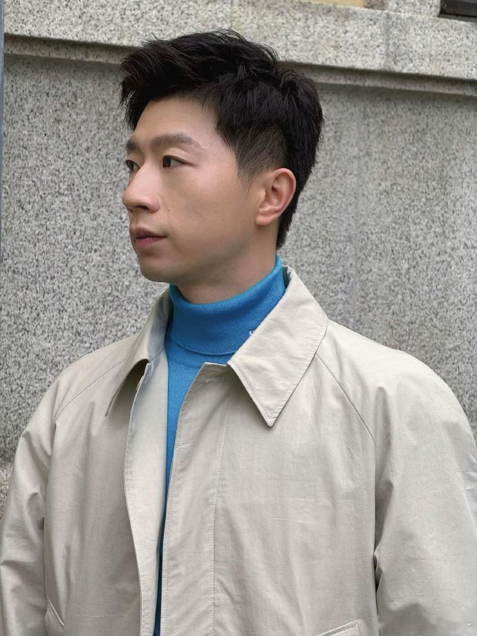 马龙有一种薄荷冰沙的爽感谁能拒绝穿蓝色的马龙啊！米兰街头的他自带清爽气场，像一杯