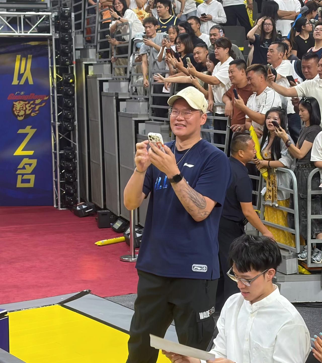 广东宏远男篮主场取胜终止两连败，朱芳雨顾问笑的是真开心！

10月22日，广东宏