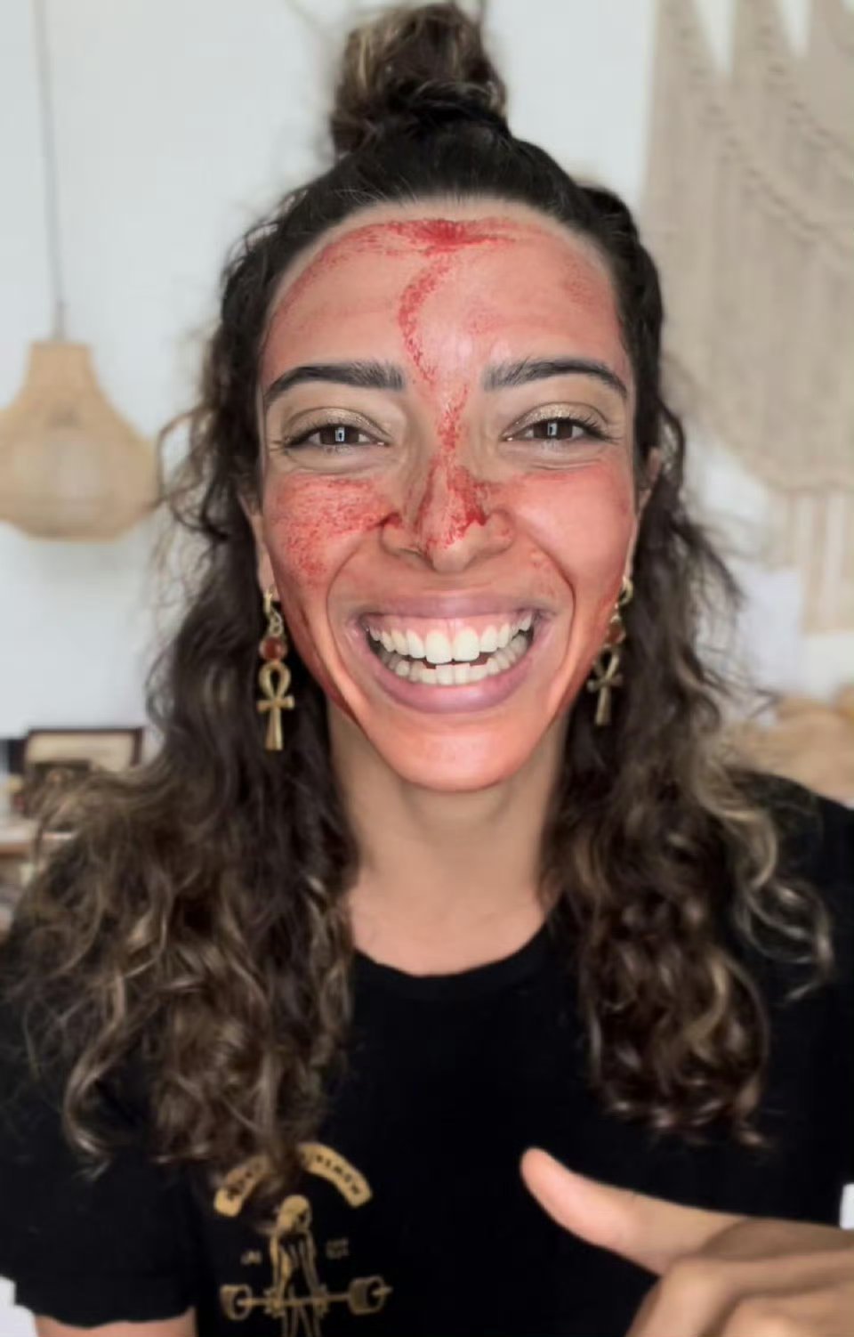 美国一些美容网红正在教粉丝把经血涂抹在脸上，做menstrual masking