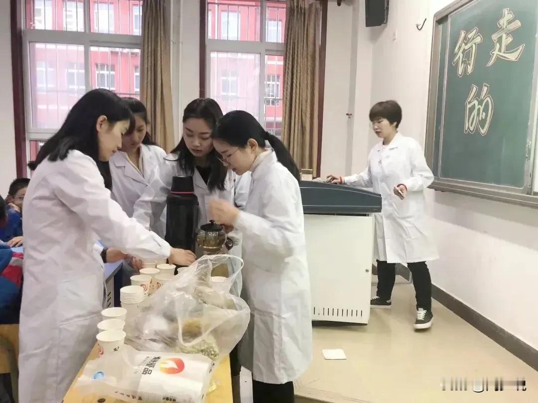 “真后悔让孩子学中医了！”一位家长说，女儿本科学的是中医专业，应聘到一家中医院，