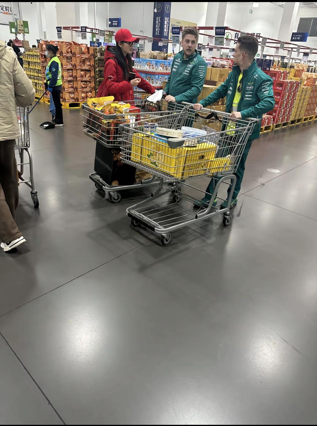 F1阿斯顿马丁车队的人在上海逛山姆超市！

3月13日上海站的比赛就将开始了，届