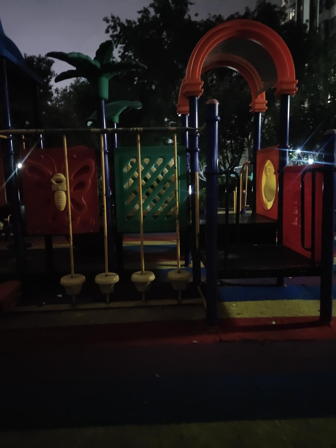 哥哥因腰疼住院了，老公也来凑这热闹。周日他搬动花盆时闪了腰，从那天起便开始腰疼。