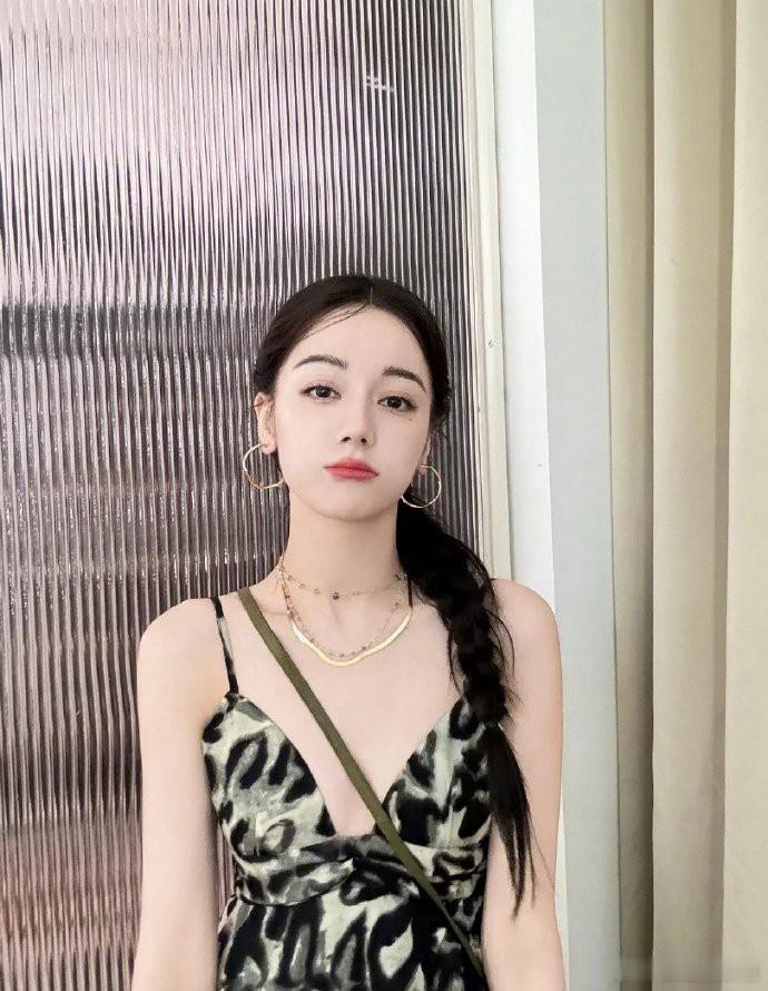迪丽热巴的私服穿搭，简约随性又不失格调，与红毯上的华丽截然不同，展现了她多样的魅
