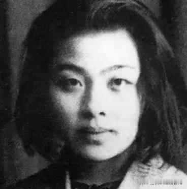 1928年，才女丁玲同时爱上了两个男人，并提出了三人同居，不可思议的是，她的想法