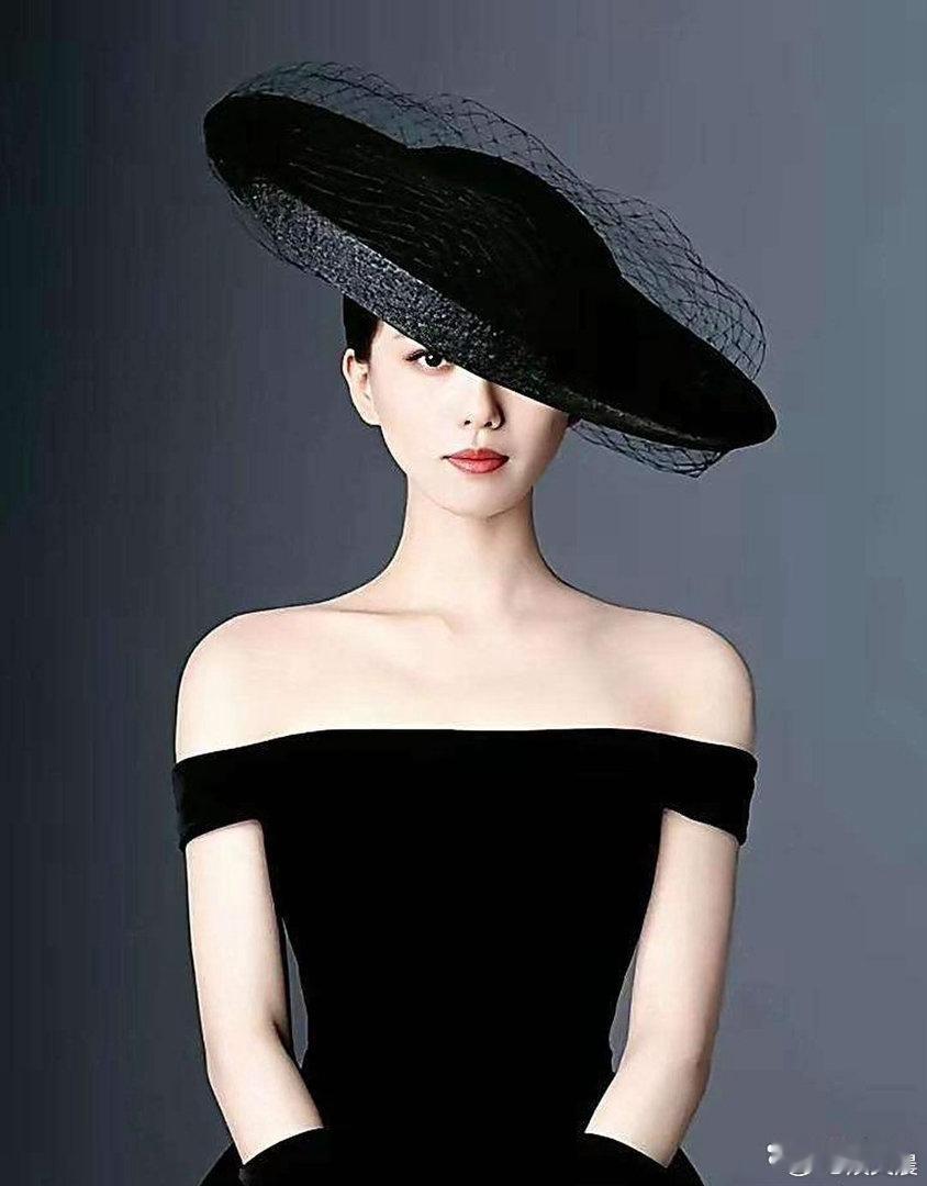 刘诗诗一双长腿笔直纤细，线条匀称利落，修长身姿格外亮眼，精致美感直击心底 