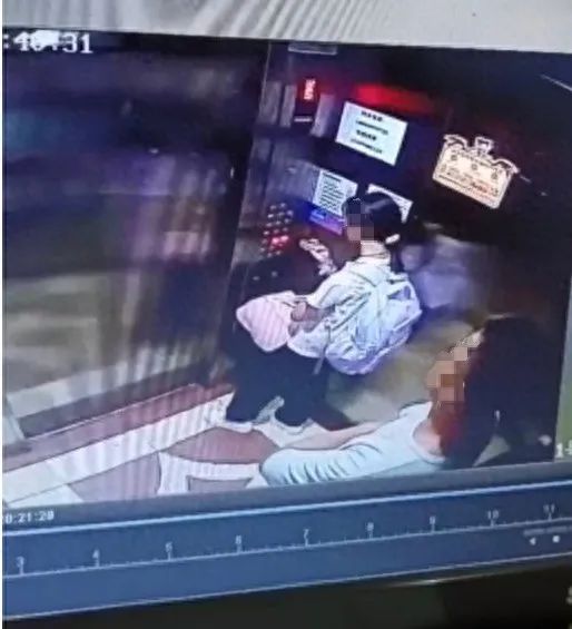 小女孩被成年男子尾随进电梯还跟出楼道？女孩呼叫后家长报警！社